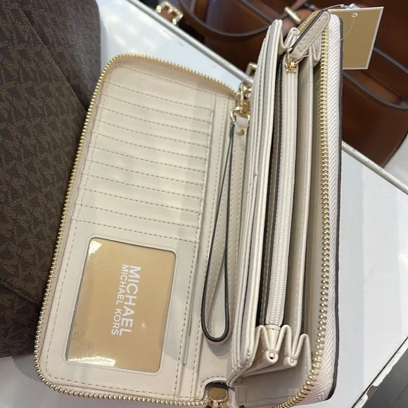 MICHAEL KORS
Leather Continental Wristlet Phone Case Wallet
Light Cream
NWT - Picture 3 of 16